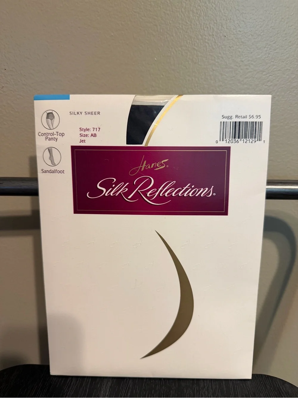 Hanes Silk Reflections Sheer Control-Top Pantyhose in Jet (Black)